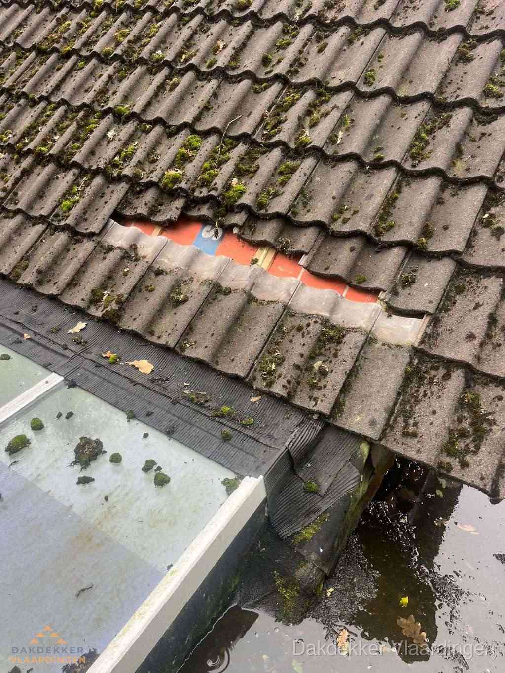 Beschadigd pannendak met ontbrekende dakpannen voor reparatie in Vlaardingen Beschadigd pannendak met ontbrekende dakpannen voor reparatie in Vlaardingen