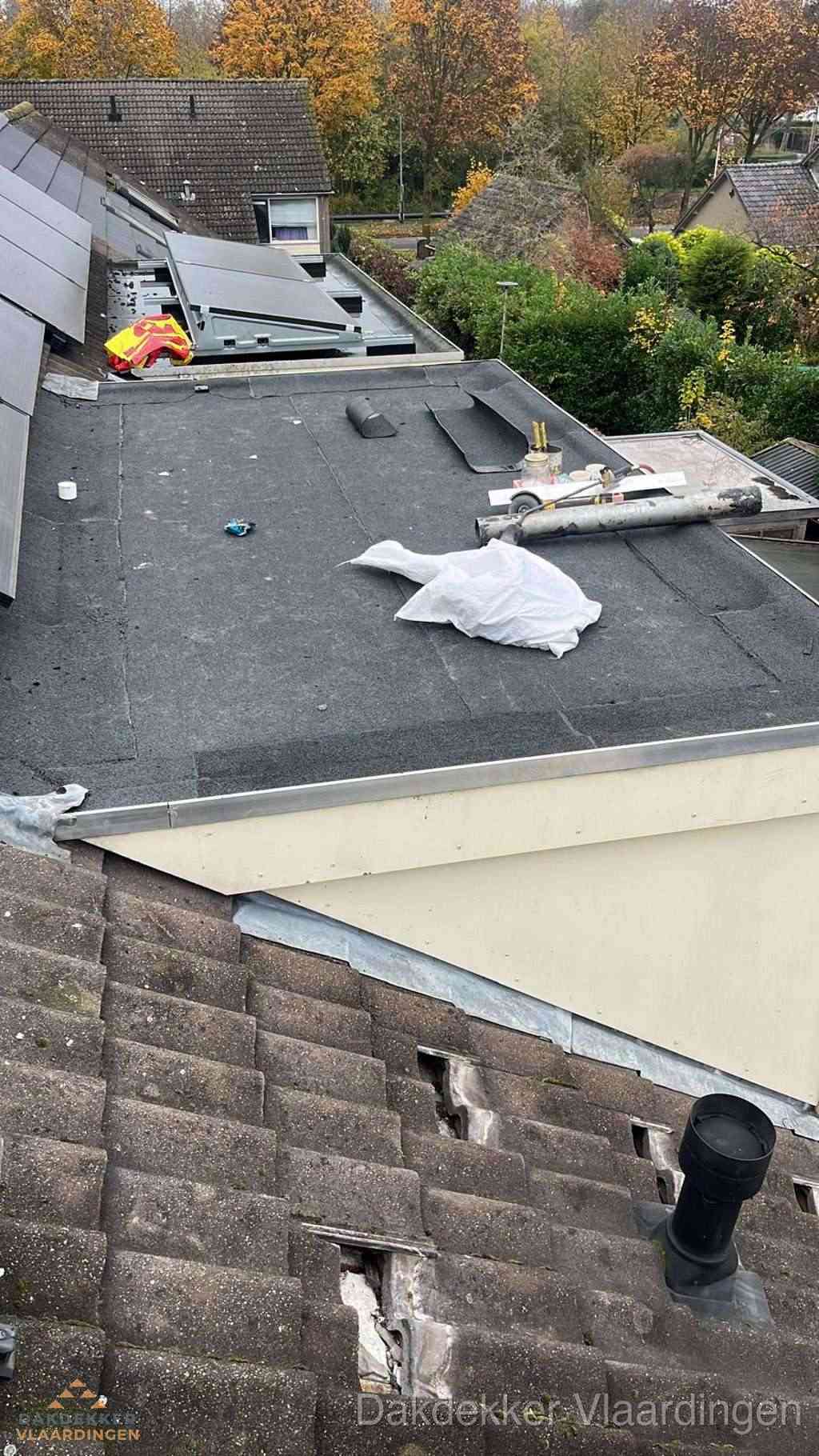 Beschadigde dakbedekking op plat dak voor reparatie in Vlaardingen Beschadigde dakbedekking op plat dak voor reparatie in Vlaardingen