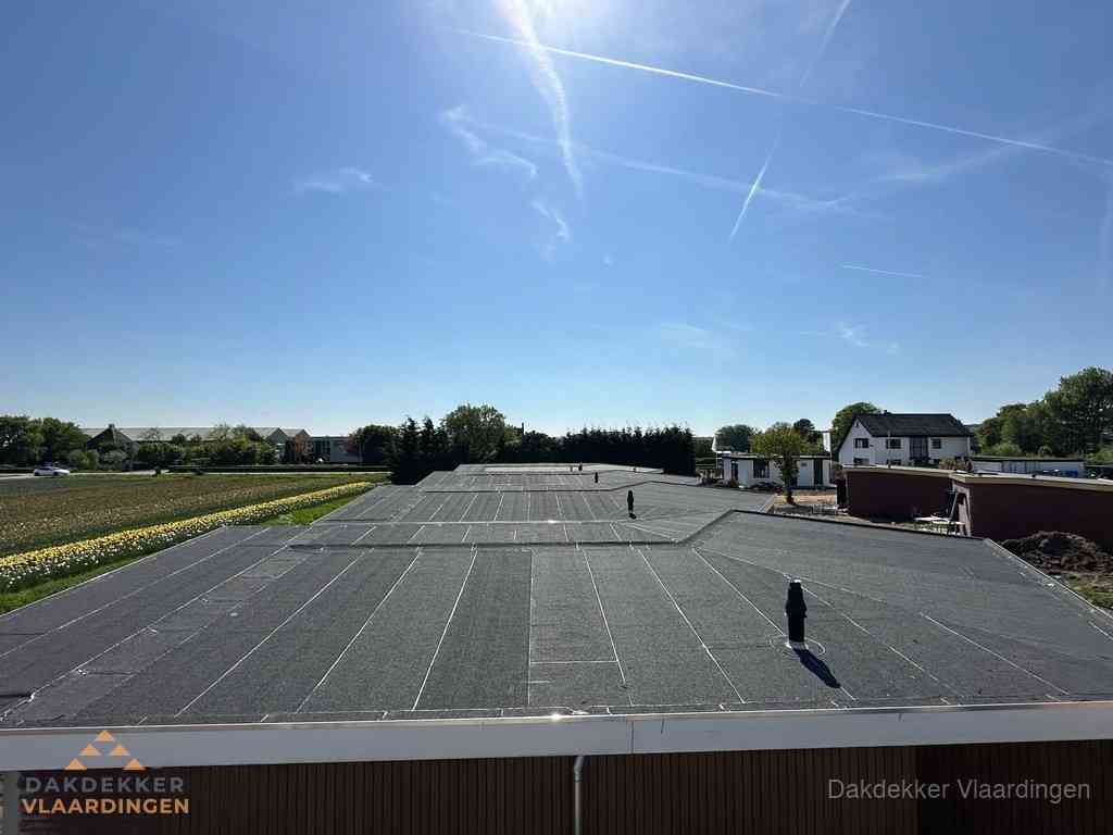 Groot plat dak met bitumen dakbedekking op bedrijfspand in Vlaardingen Groot plat dak met bitumen dakbedekking op bedrijfspand in Vlaardingen
