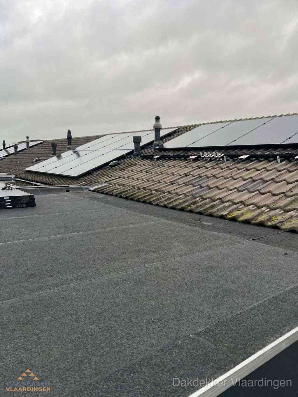 Bitumen dakbedekking op plat dak met aansluitend pannendak en zonnepanelen in Vlaardingen Bitumen dakbedekking op plat dak met aansluitend pannendak en zonnepanelen in Vlaardingen