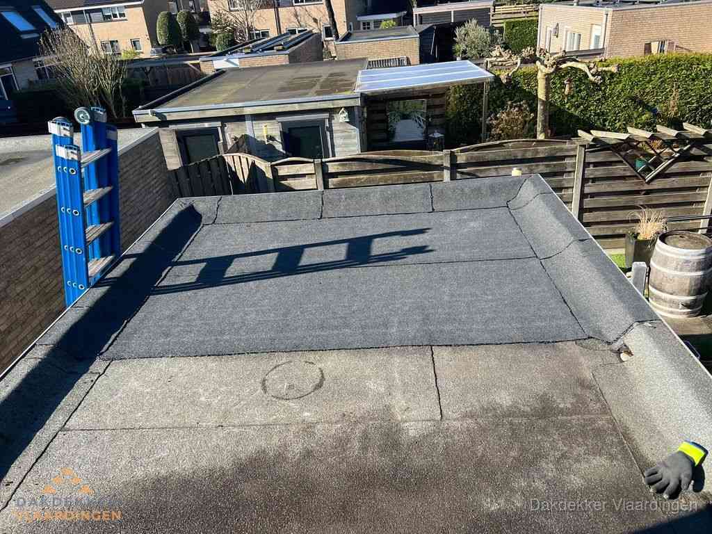 Dakdekker bij bitumen plat dak renovatie in Vlaardingen Dakdekker bij bitumen plat dak renovatie in Vlaardingen