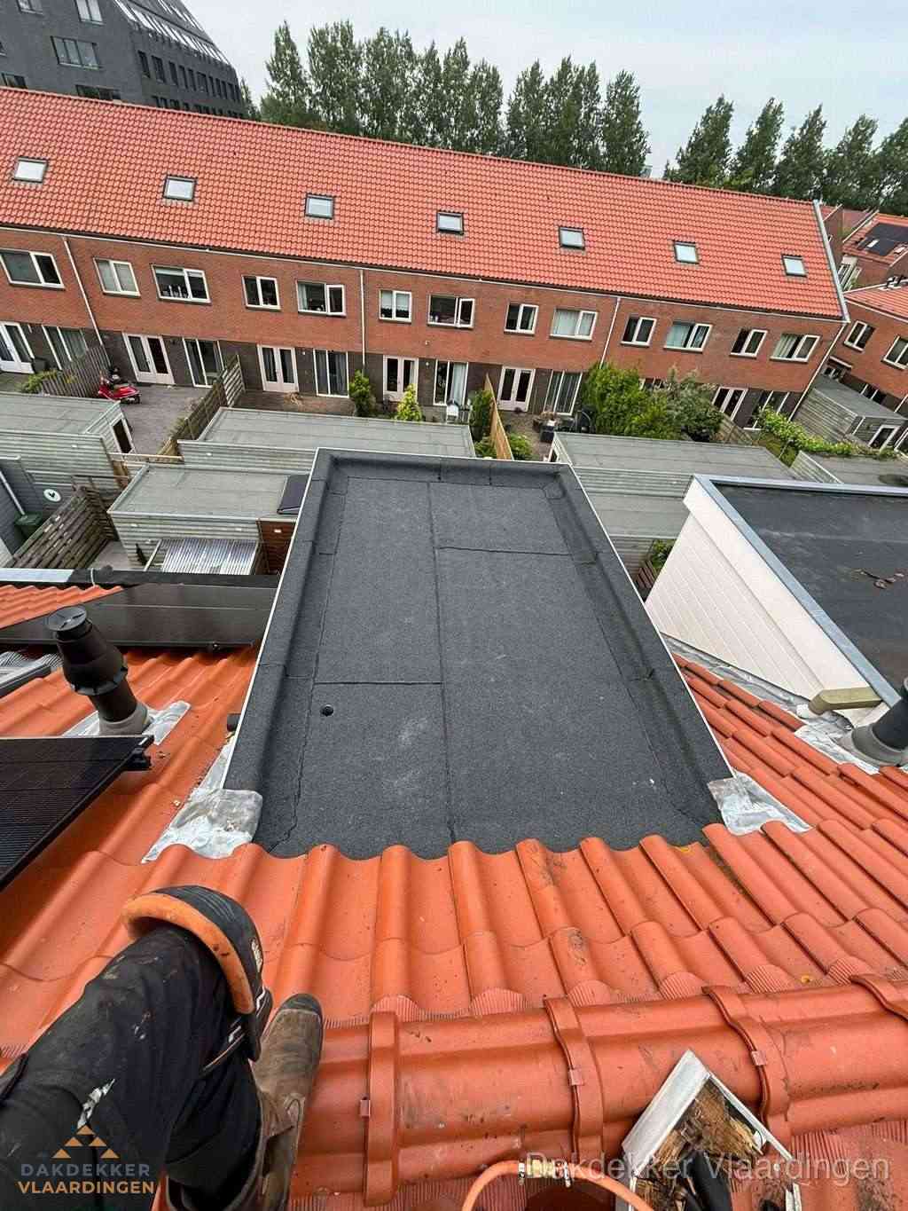 Bitumen dak reparatie op plat dak tussen dakpannen in Vlaardingen Bitumen dak reparatie op plat dak tussen dakpannen in Vlaardingen