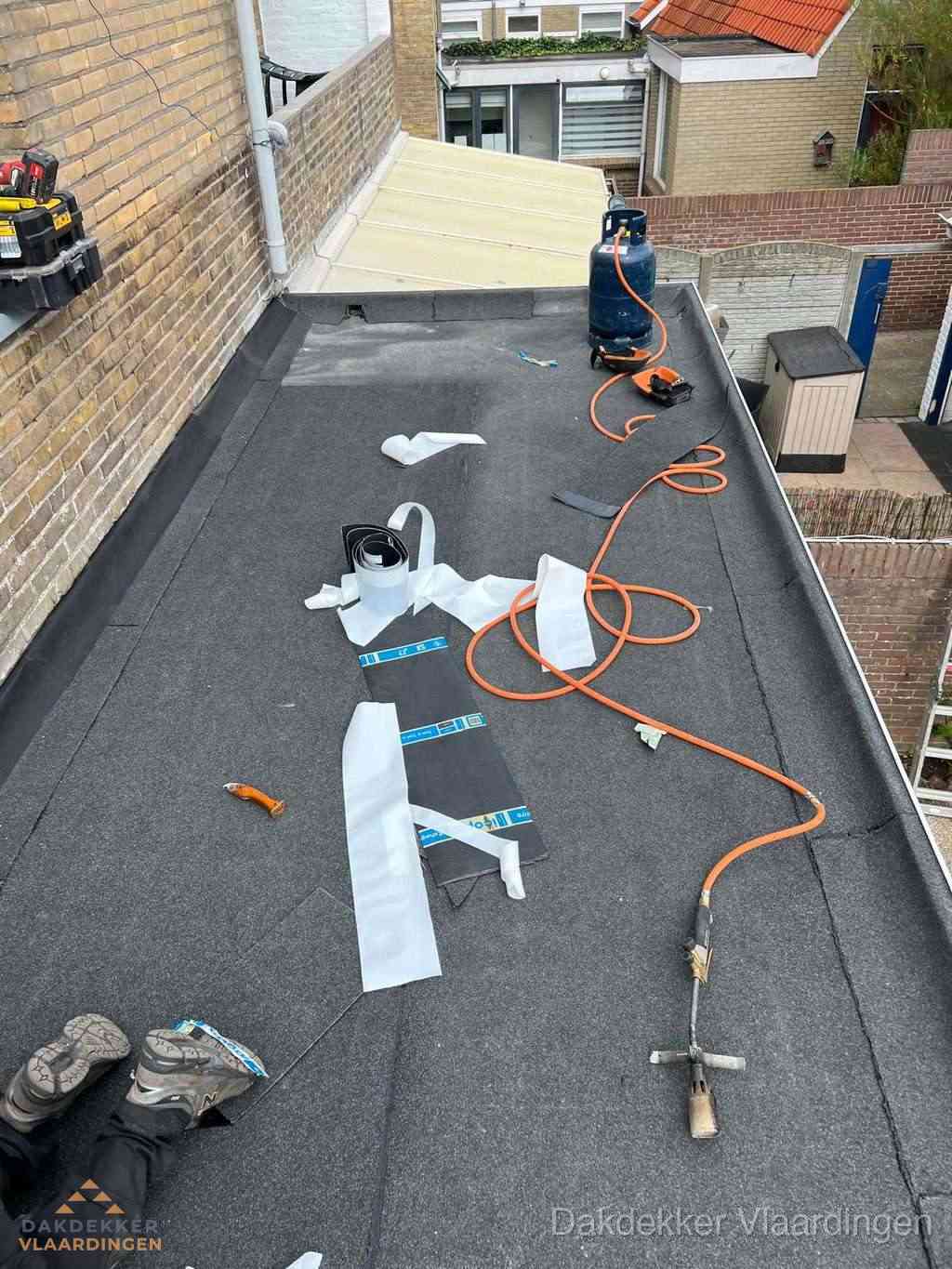 Dakdekker brengt EPDM dakbedekking aan op plat dak in Vlaardingen