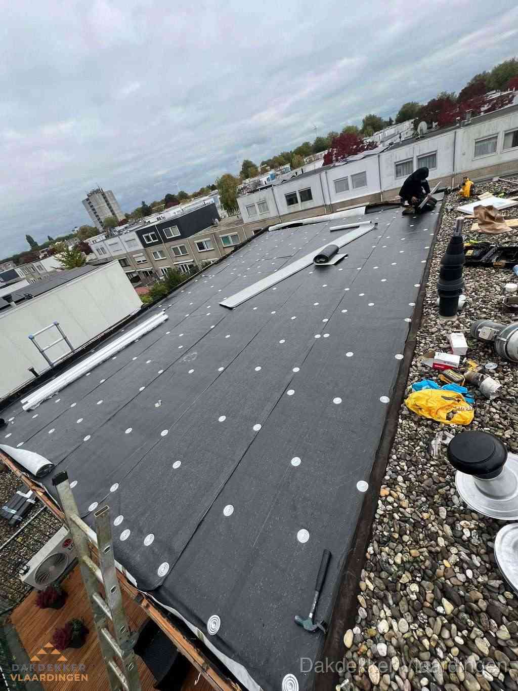 Dakleer vervangen op groot plat dak door dakdekker in Vlaardingen