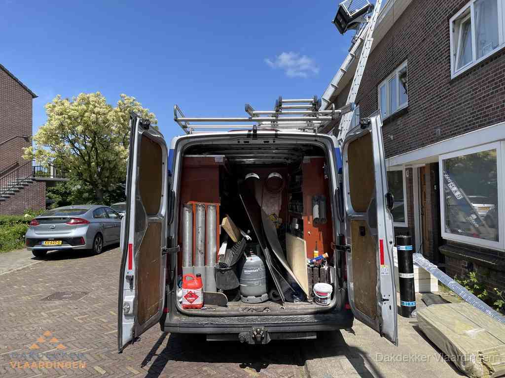 Spoed dakdekker bus met gereedschap en ladder bij woning in Vlaardingen Spoed dakdekker bus met gereedschap en ladder bij woning in Vlaardingen