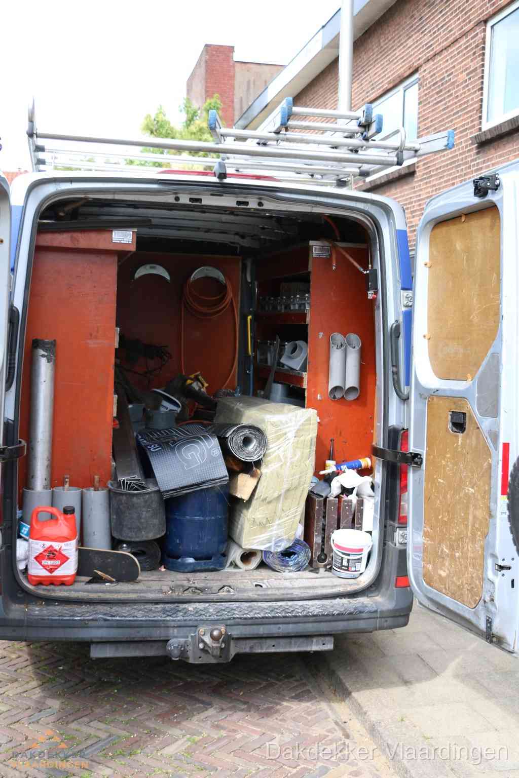 Bedrijfsbus van dakdekker met gereedschap en materialen in Vlaardingen Bedrijfsbus van dakdekker met gereedschap en materialen in Vlaardingen