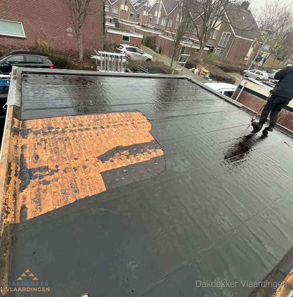 Dakdekker brengt EPDM dakbedekking aan op plat dak in Vlaardingen Dakdekker brengt EPDM dakbedekking aan op plat dak in Vlaardingen