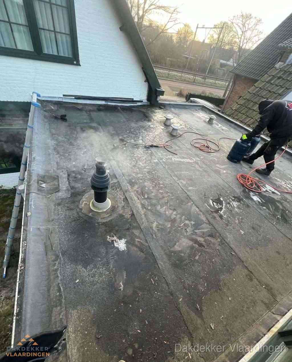 Dakdekker verhelpt daklekkage op plat dak in Vlaardingen Dakdekker verhelpt daklekkage op plat dak in Vlaardingen