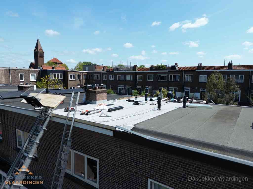Dakdekkers aan het werk op plat dak in Vlaardingen Dakdekkers aan het werk op plat dak in Vlaardingen