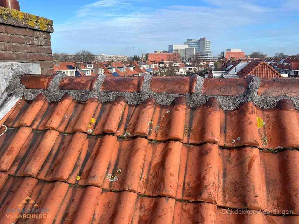 Pannendak met nokvorst en schoorsteen, dakrenovatie in Vlaardingen Pannendak met nokvorst en schoorsteen, dakrenovatie in Vlaardingen