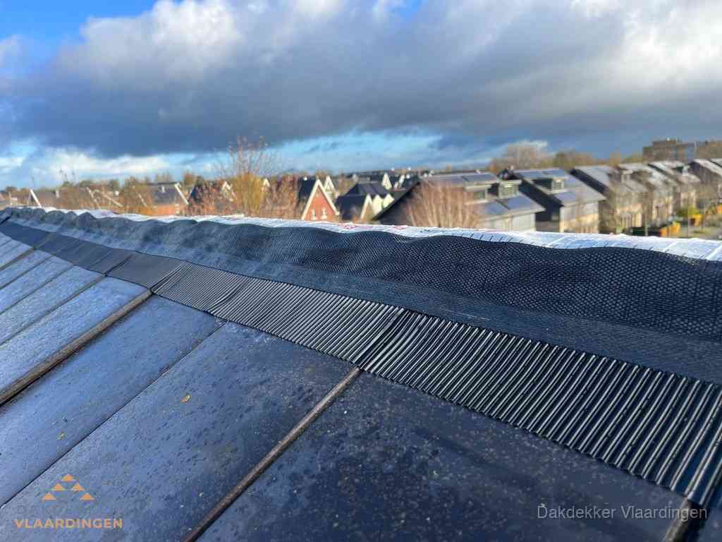 Dakisolatie bij de nok met ventilatieprofiel op schuin dak in Vlaardingen Dakisolatie bij de nok met ventilatieprofiel op schuin dak in Vlaardingen