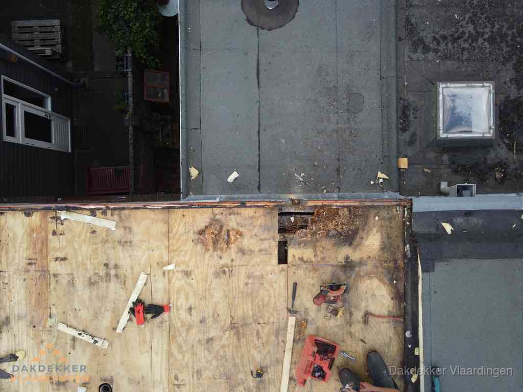 Dakschade en renovatie plat dak vanuit de lucht in Vlaardingen Dakschade en renovatie plat dak vanuit de lucht in Vlaardingen