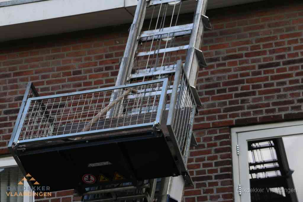 Ladderlift met dakpannen voor dakpan reparatie in Vlaardingen Ladderlift met dakpannen voor dakpan reparatie in Vlaardingen