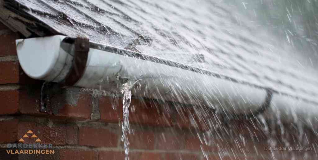 Lekkende dakgoot tijdens regenval in Vlaardingen Lekkende dakgoot tijdens regenval in Vlaardingen