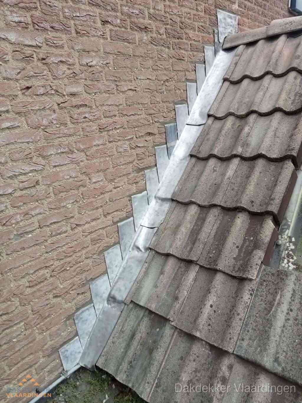Loodslabben langs dakaansluiting bij bakstenen muur in Vlaardingen Loodslabben langs dakaansluiting bij bakstenen muur in Vlaardingen