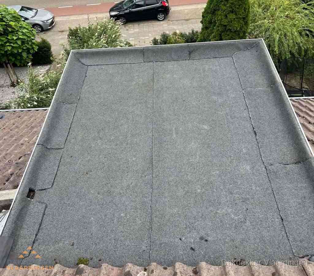 Nieuw aangebrachte bitumen dakbedekking op plat dak in Vlaardingen Nieuw aangebrachte bitumen dakbedekking op plat dak in Vlaardingen