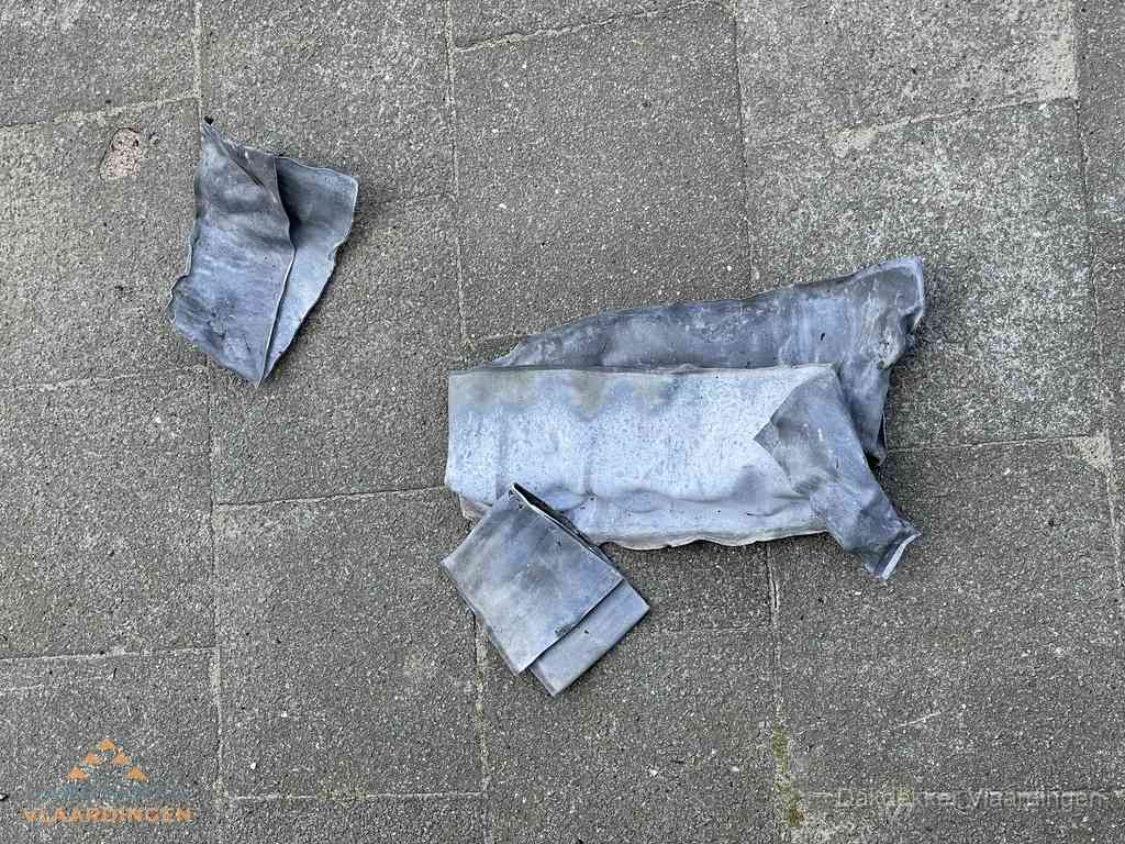 Oude verwijderde loodslabben na vervanging in Vlaardingen Oude verwijderde loodslabben na vervanging in Vlaardingen