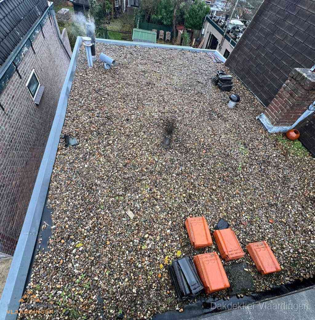 Plat dak met grindballast en dakdoorvoeren in Vlaardingen Plat dak met grindballast en dakdoorvoeren in Vlaardingen
