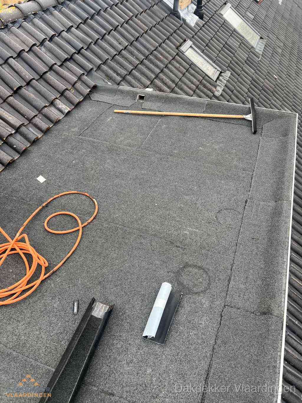 Plat dak reparatie met gereedschap en loodstroken in Vlaardingen Plat dak reparatie met gereedschap en loodstroken in Vlaardingen