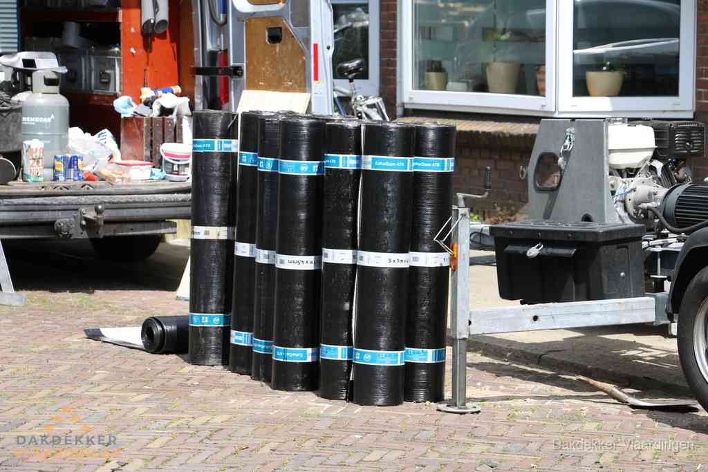 Rollen bitumen dakbedekking klaar voor daklekkage reparatie in Vlaardingen Rollen bitumen dakbedekking klaar voor daklekkage reparatie in Vlaardingen