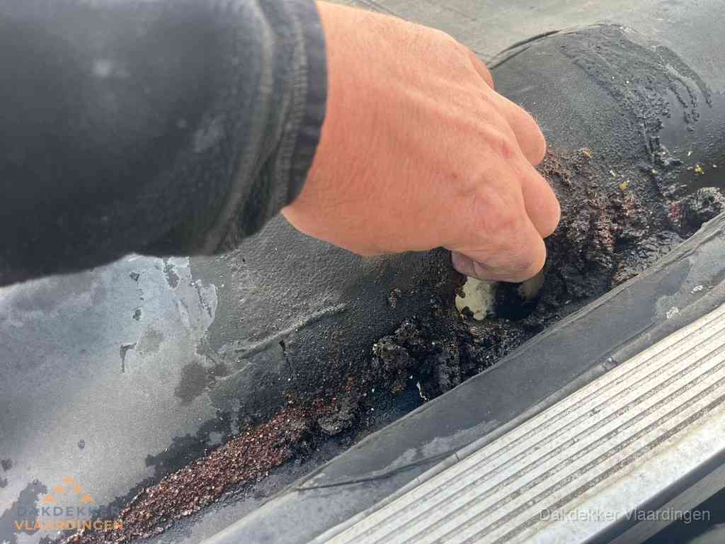 Schade aan bitumen dakbedekking op plat dak in Vlaardingen Schade aan bitumen dakbedekking op plat dak in Vlaardingen