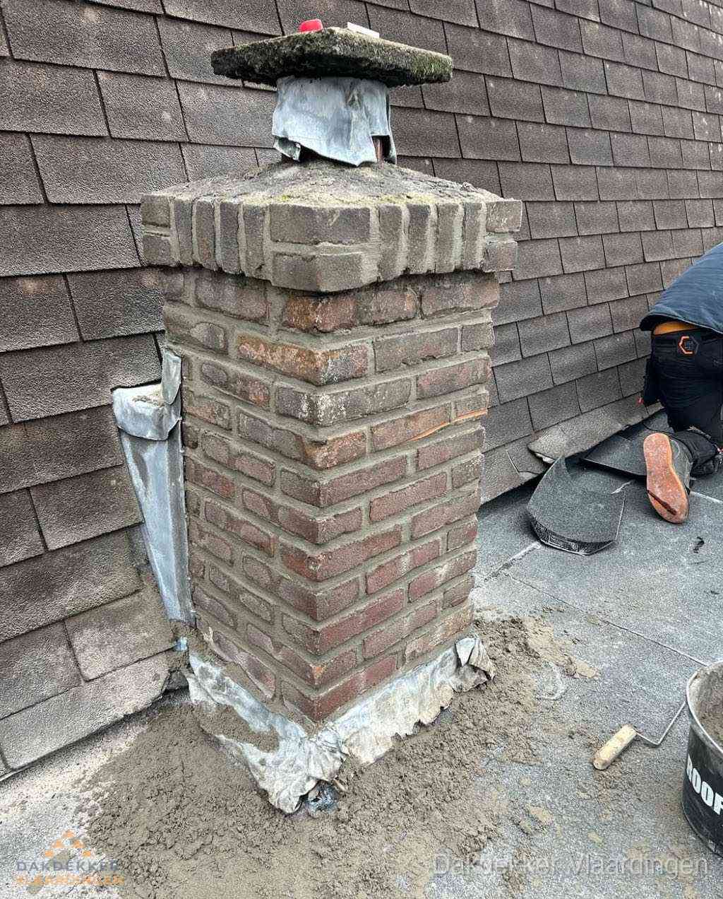 Schoorsteen reparatie met lood en voegwerk op leien dak in Vlaardingen Schoorsteen reparatie met lood en voegwerk op leien dak in Vlaardingen