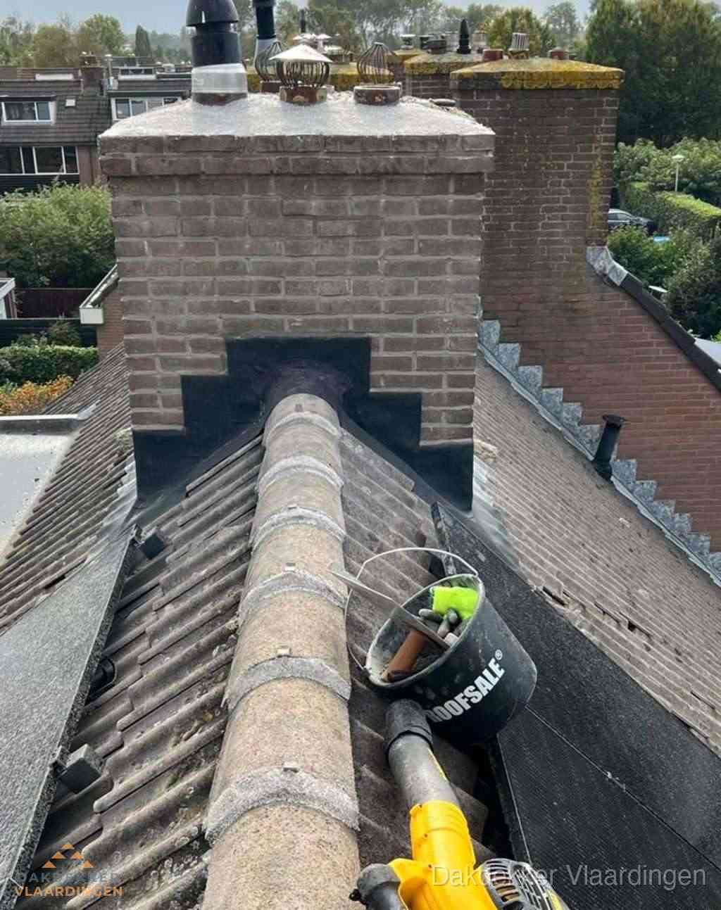 Schoorsteen met loodaansluiting en nokvorst op pannendak in Vlaardingen Schoorsteen met loodaansluiting en nokvorst op pannendak in Vlaardingen