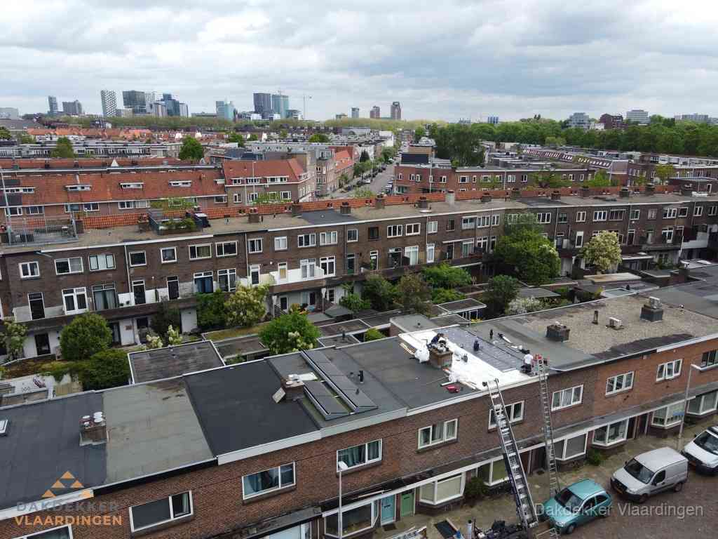Spoed dakdekker aan het werk op plat dak in woonwijk Vlaardingen Spoed dakdekker aan het werk op plat dak in woonwijk Vlaardingen