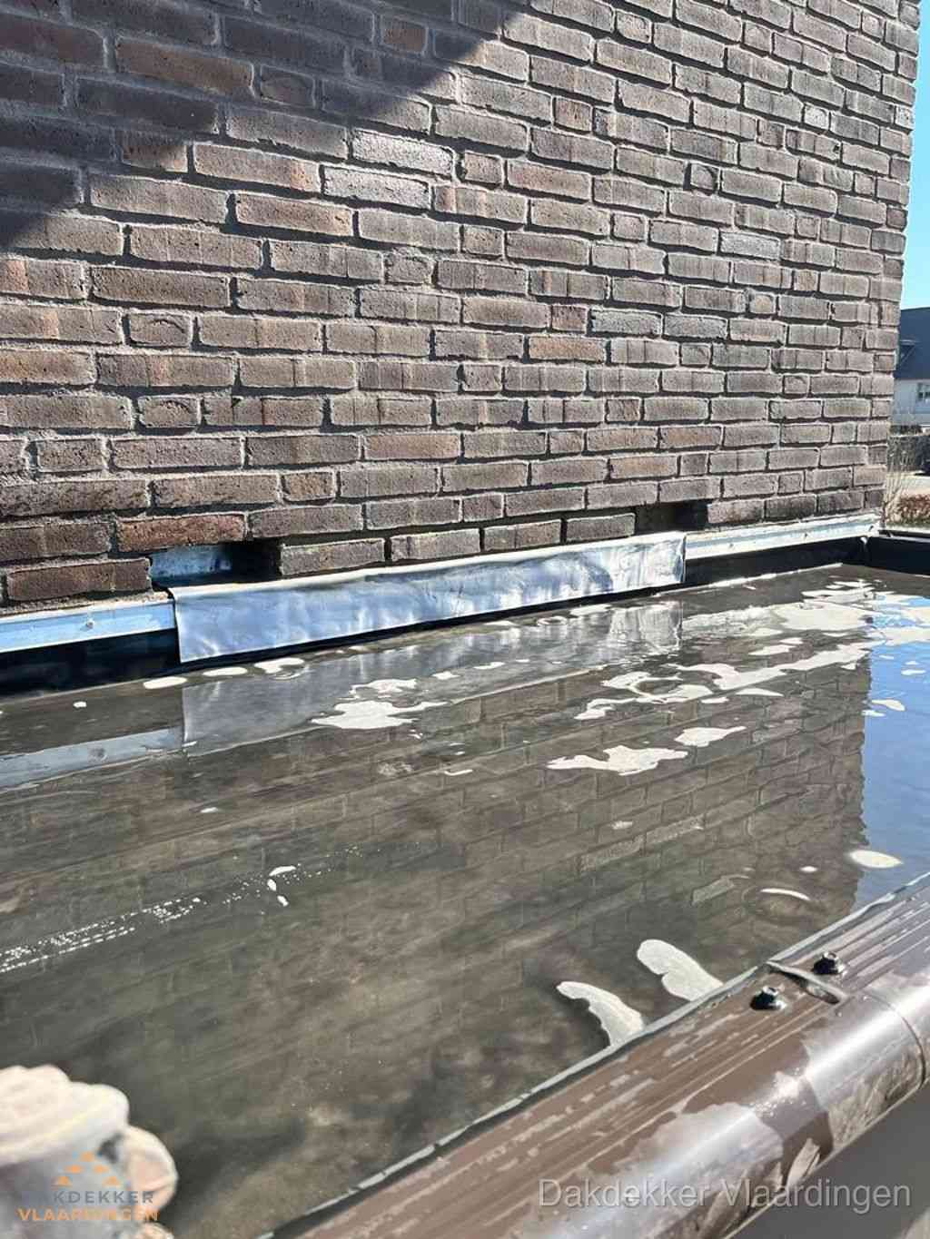 Stilstaand water op plat dak door slechte afwatering in Vlaardingen Stilstaand water op plat dak door slechte afwatering in Vlaardingen