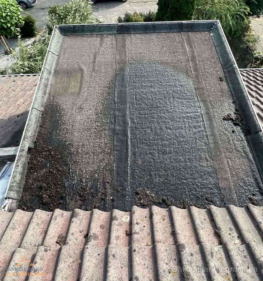 Verouderd plat dak met bitumen en slijtage voor lekkage inspectie in Vlaardingen Verouderd plat dak met bitumen en slijtage voor lekkage inspectie in Vlaardingen